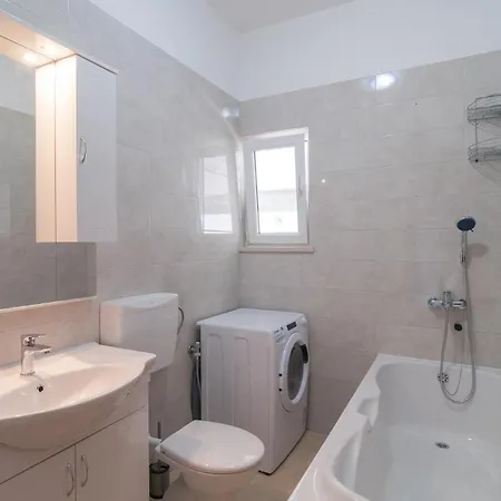 Apartment 1 Bedroom Beautiful In Supetar-splitska *