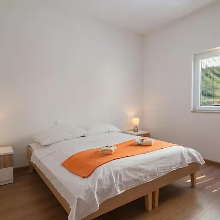 1 Bedroom Beautiful In Supetar-splitska * Splitska
