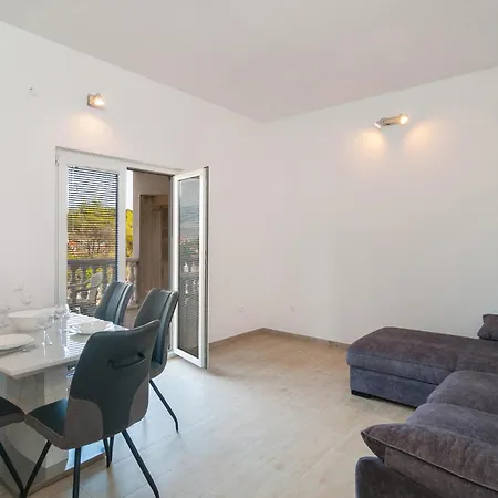 1 Bedroom Beautiful In Supetar-splitska Apartment