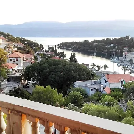1 Bedroom Beautiful In Supetar-splitska Apartment *