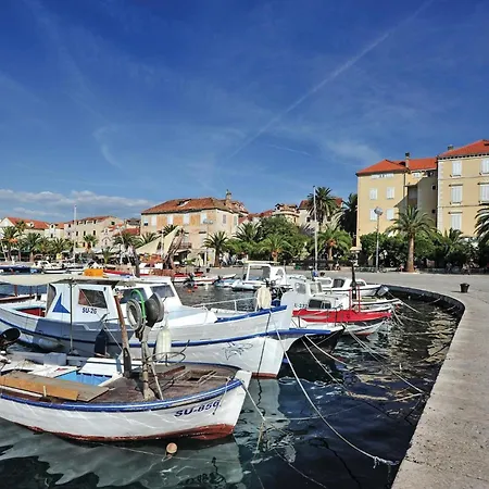 1 Bedroom Beautiful In Supetar-splitska Apartment *